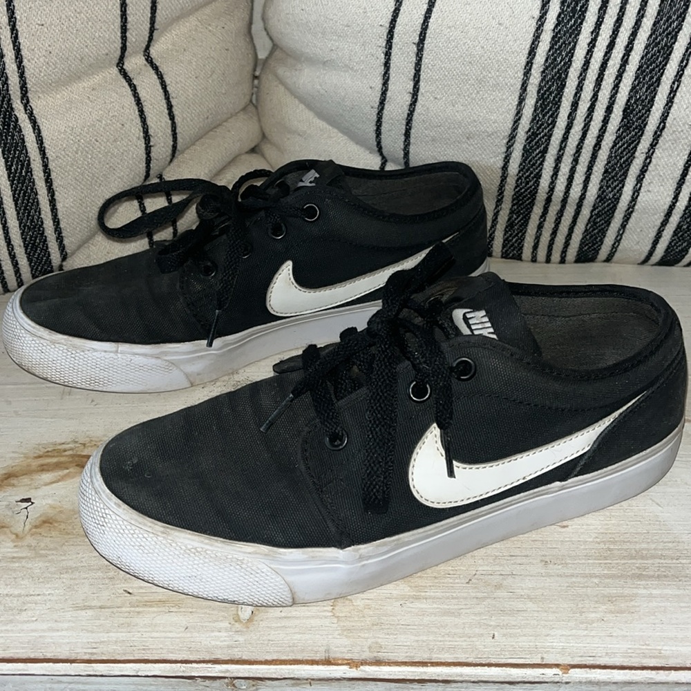 Nike Low Top Sneakers Black White Sole with Swoosh Size 7 Casual Shoes